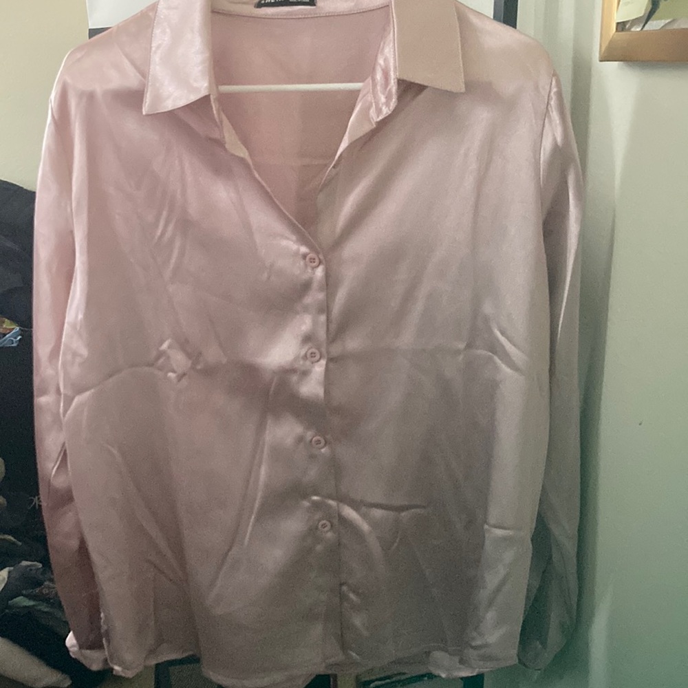 Sateen soft material. Pink button up.
